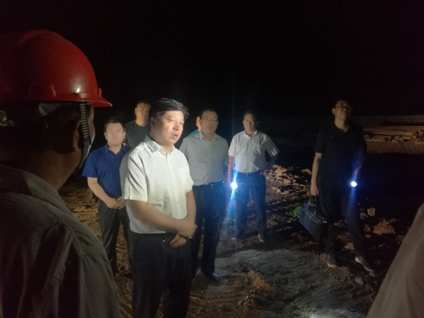 遵化市領導慰問集中供熱管網(wǎng)施工現(xiàn)場一線員工